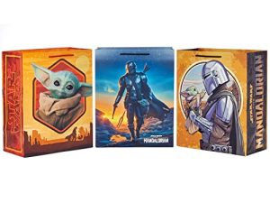 مجموعة حقائب هدايا كبيرة من Hallmark Star Wars The Mandalorian مقاس 13 بوصة (3 حقائب: Baby Yoda ، The Mandalorian ، Grogu) لأعياد الميلاد والكريسماس وعيد الأب